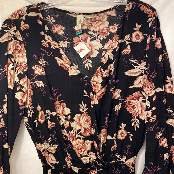 Women's Super Cute Floral Romper Size Medium - Picture 2 of 3